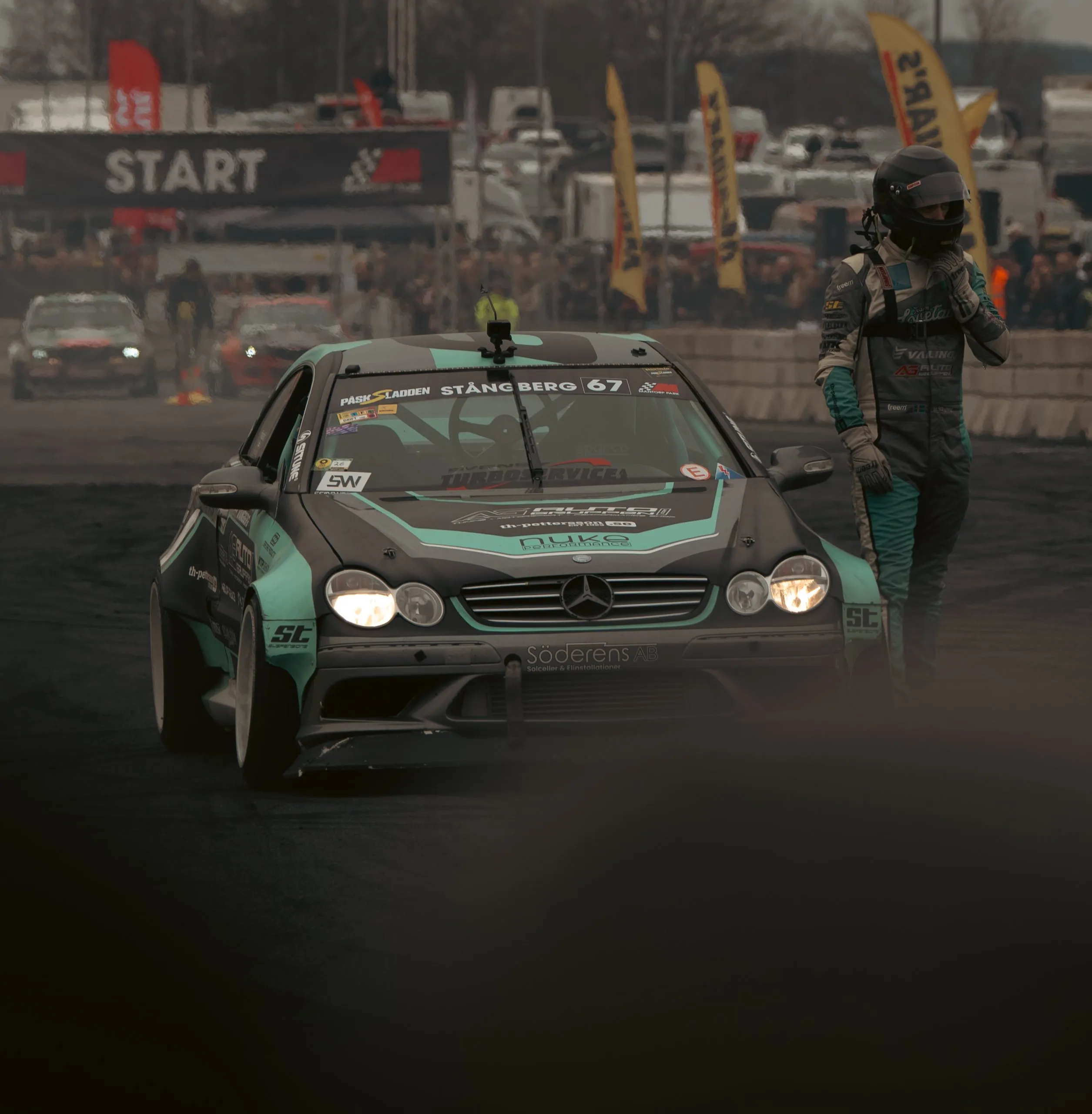 Mercedes CLK driftbil vid startlinjen med föraren bredvid
