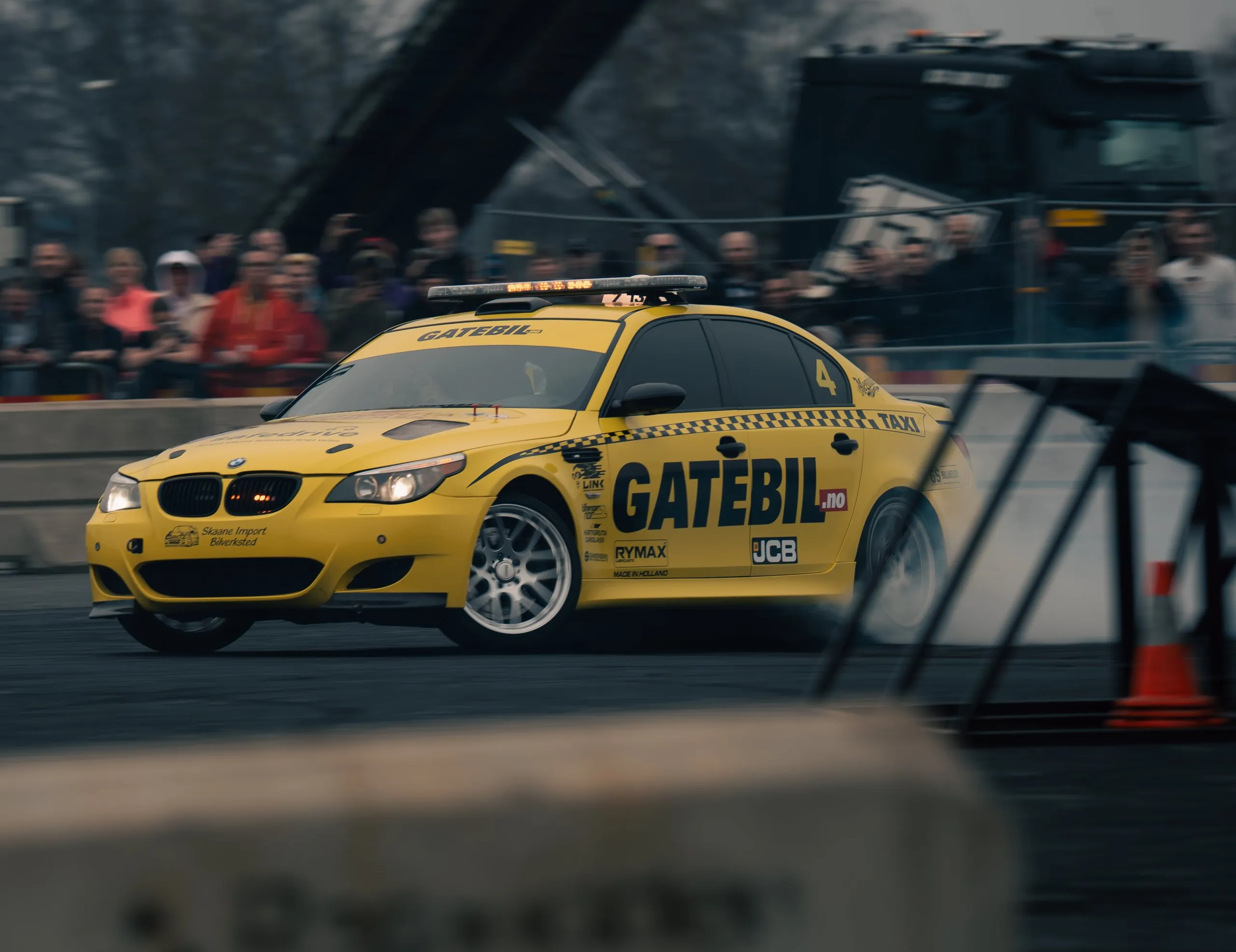 Gatebils BMW M5 rullar förbi hoppramperna