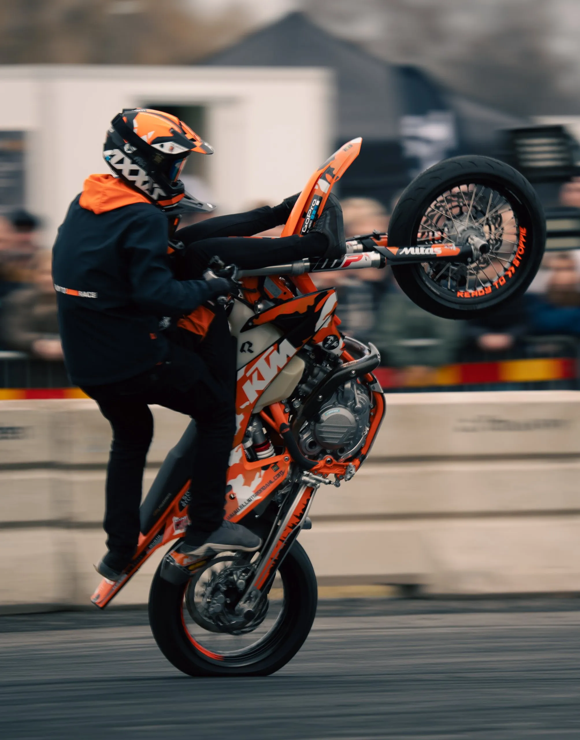 KTM supermoto på bakhjulet, sedd från sidan