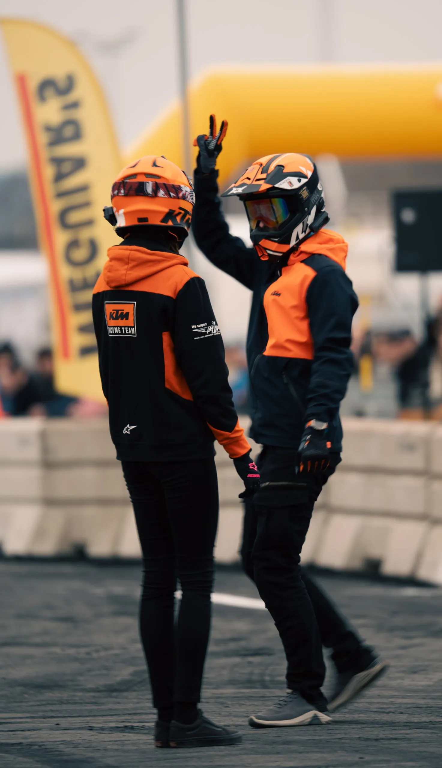 Två MC-stuntåkare gör high five