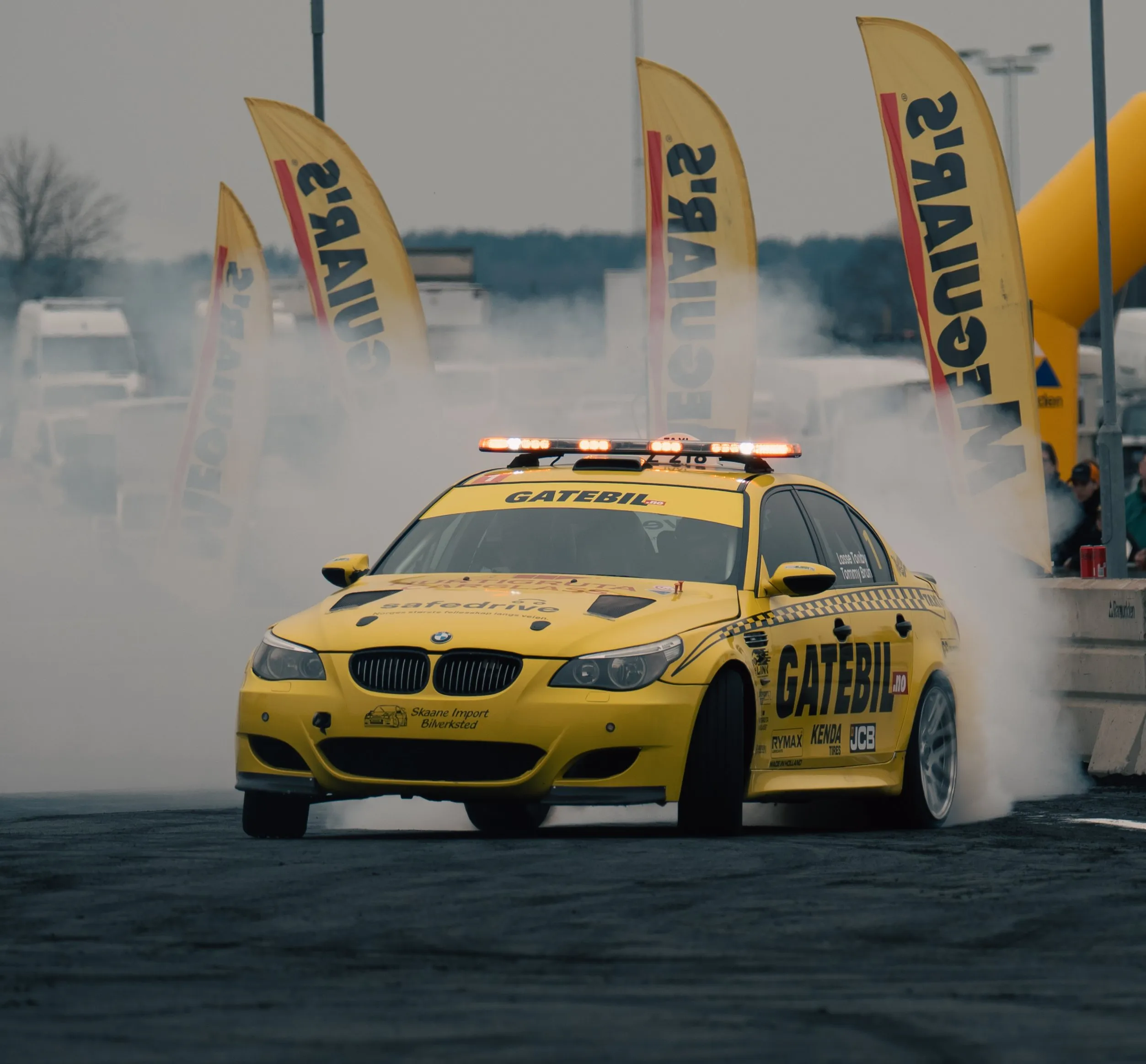 Gatebils BMW M5 driftar framför publiken