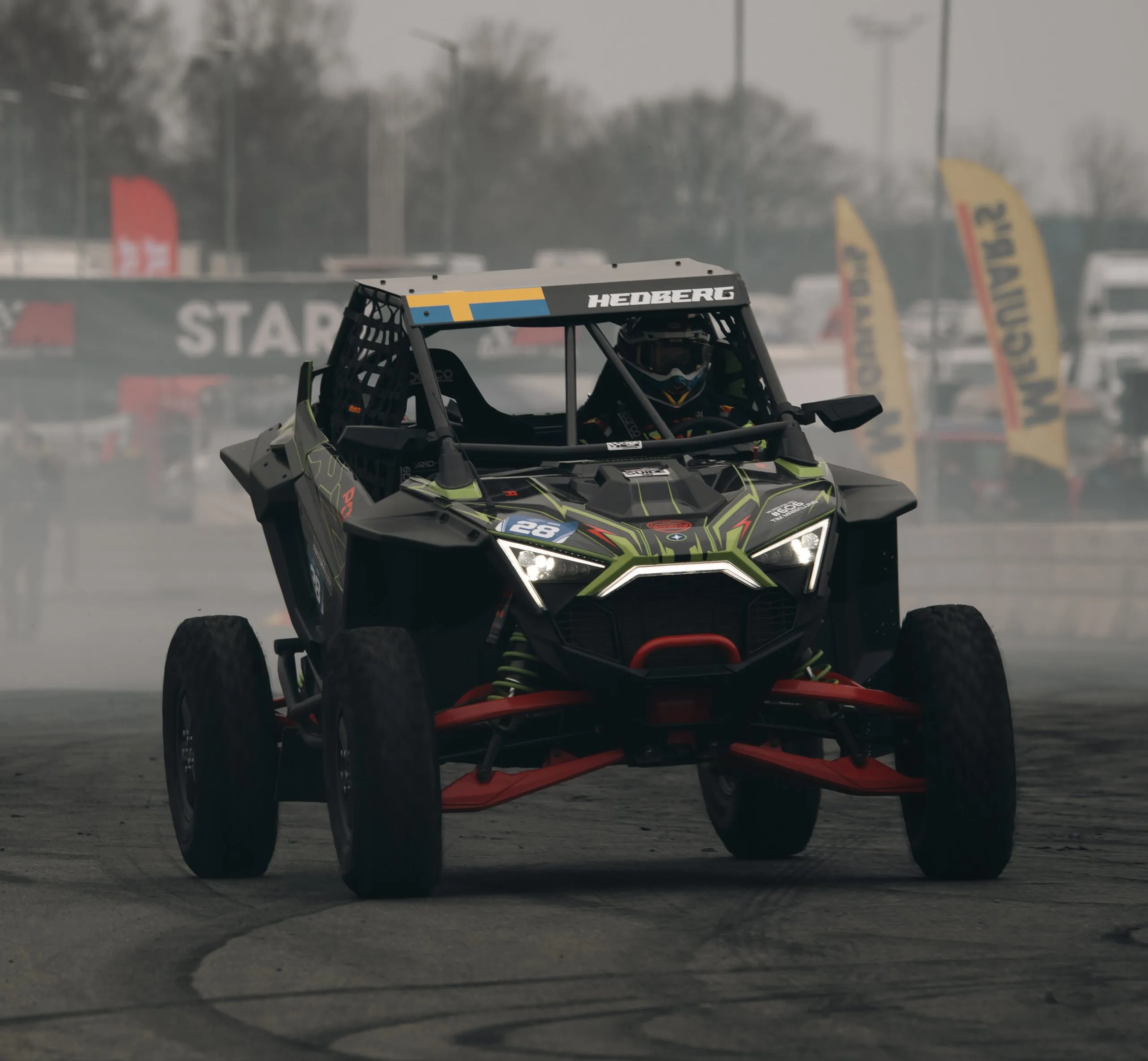 Terrängbuggy på asfaltsbanan