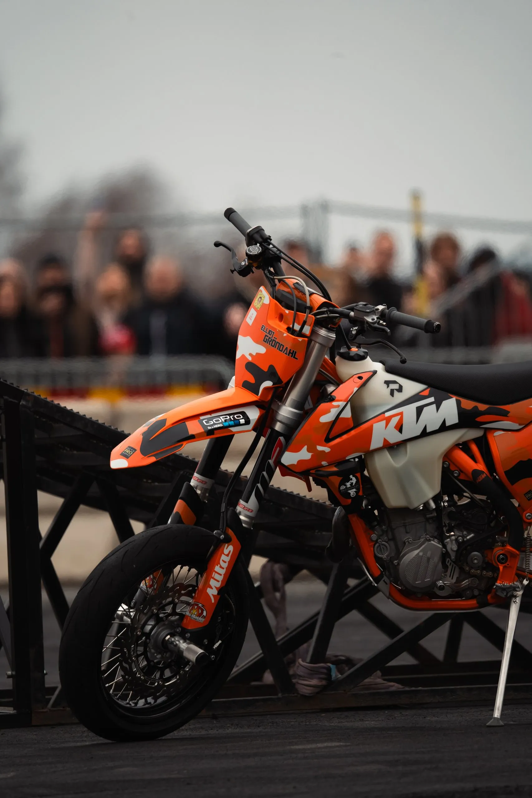 Orange KTM supermoto parkerad vid rampen