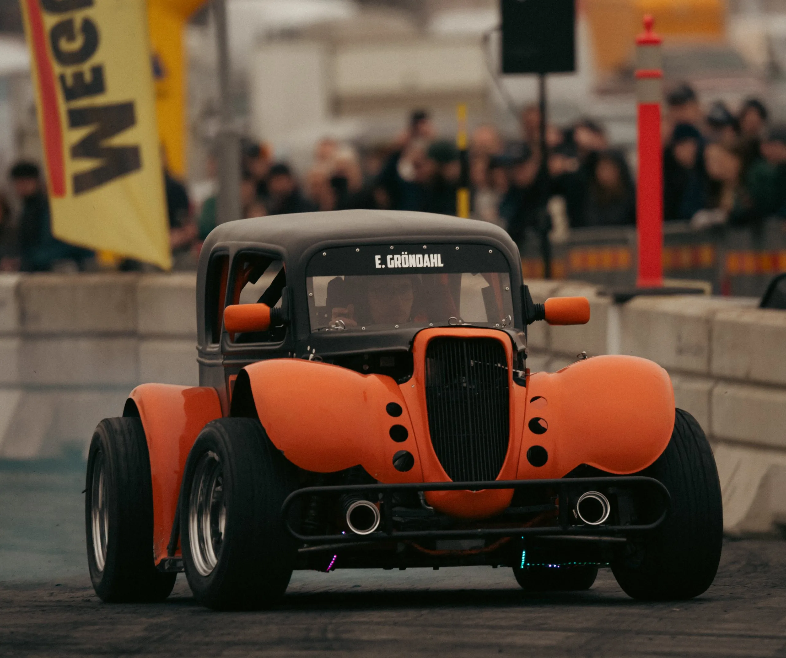 Hot rod med orange skärmar, rakt framifrån